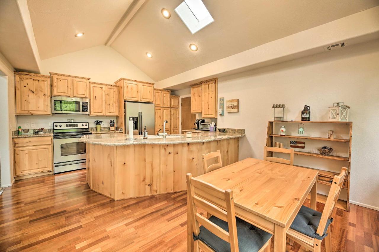 Lush Pinetop Retreat With Large Deck And Wooded Yard! Exteriör bild