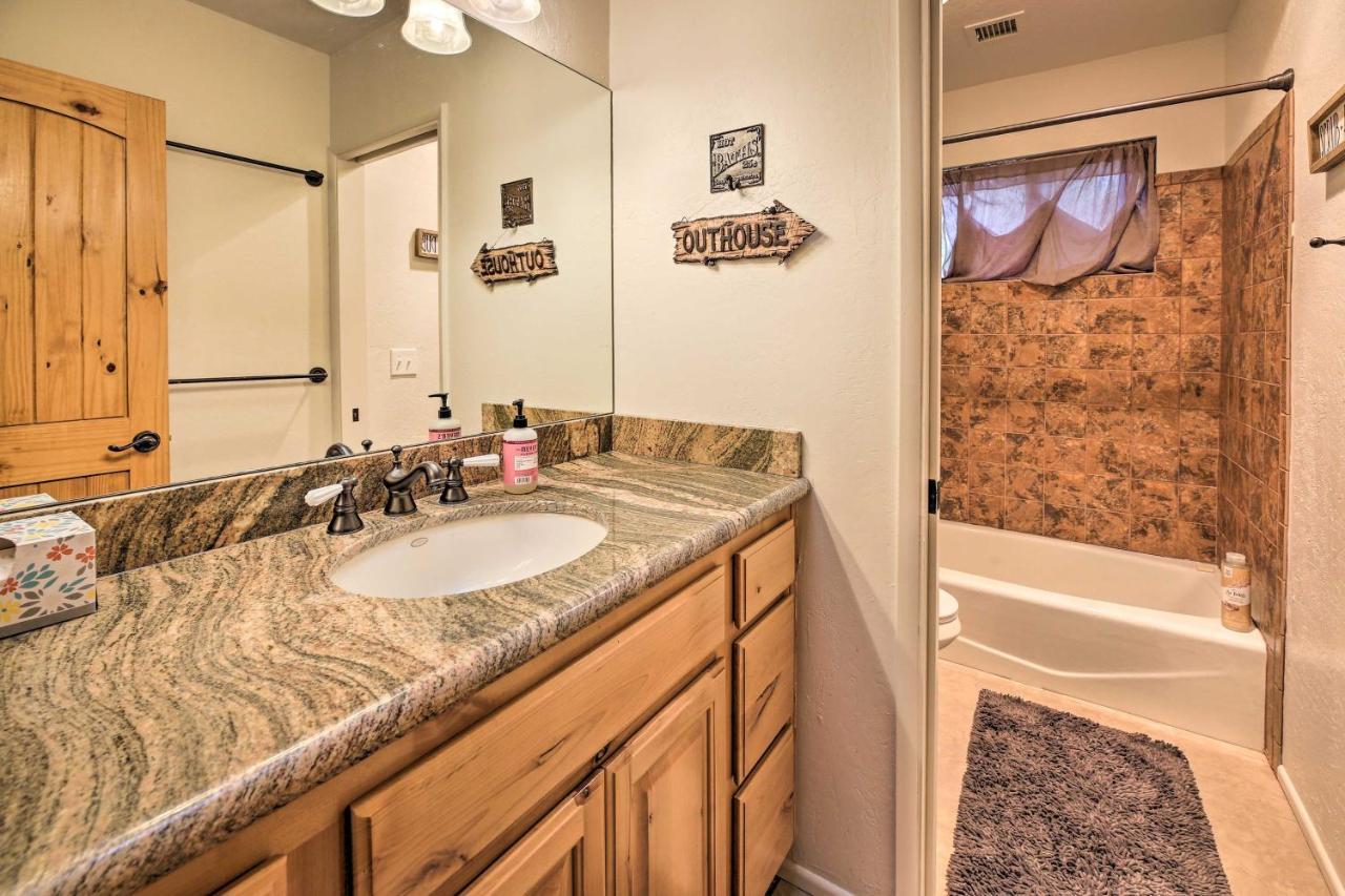Lush Pinetop Retreat With Large Deck And Wooded Yard! Exteriör bild
